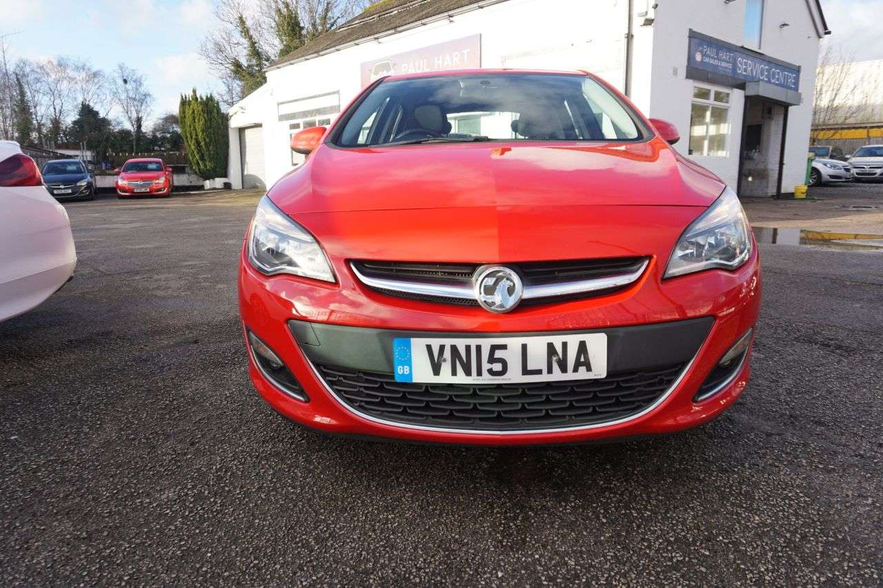 A 2015 VAUXHALL ASTRA 1.4i SRi Hatchback 5dr Petrol Manual Euro 6 (100 ps) Air Conditioning and A A 2015 VAUXHALL ASTRA 1.4i SRi Hatchback 5dr Petrol Manual Euro 6 (100 ps) Air Conditioning and A