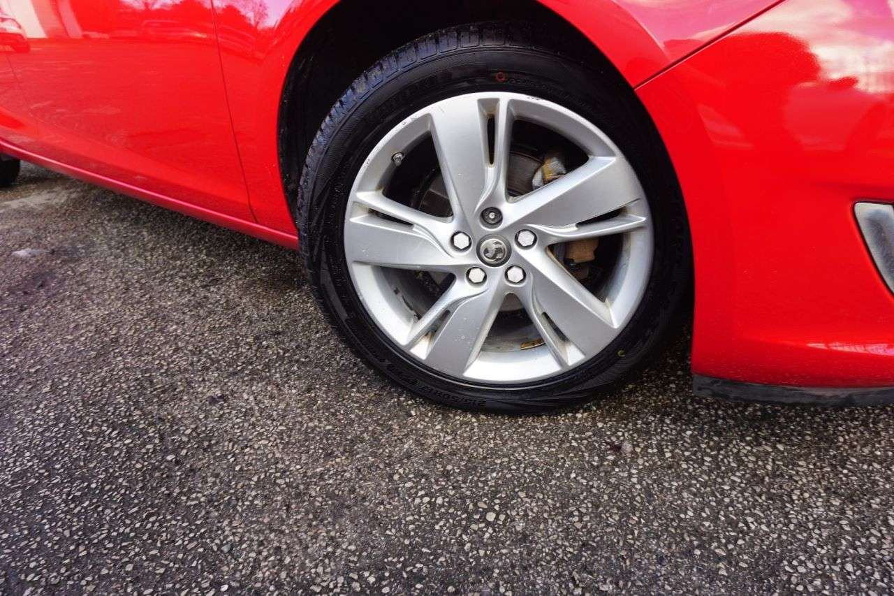 A 2015 VAUXHALL ASTRA 1.4i SRi Hatchback 5dr Petrol Manual Euro 6 (100 ps) Air Conditioning and A A 2015 VAUXHALL ASTRA 1.4i SRi Hatchback 5dr Petrol Manual Euro 6 (100 ps) Air Conditioning and A