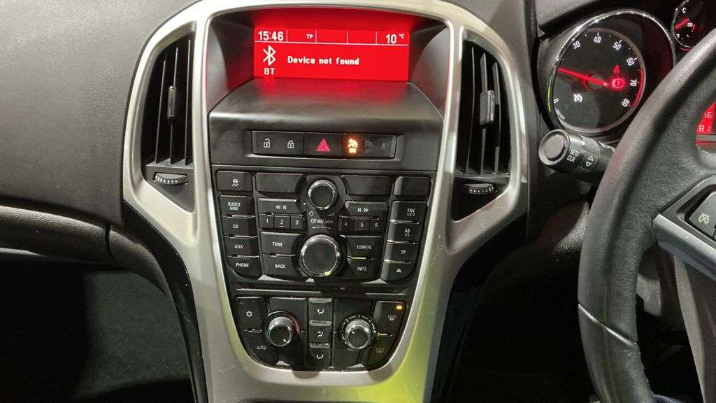 A 2015 VAUXHALL ASTRA 1.6i Excite Hatchback 5dr Petrol Manual Euro 6 (115 ps) Air Conditioning an A 2015 VAUXHALL ASTRA 1.6i Excite Hatchback 5dr Petrol Manual Euro 6 (115 ps) Air Conditioning an