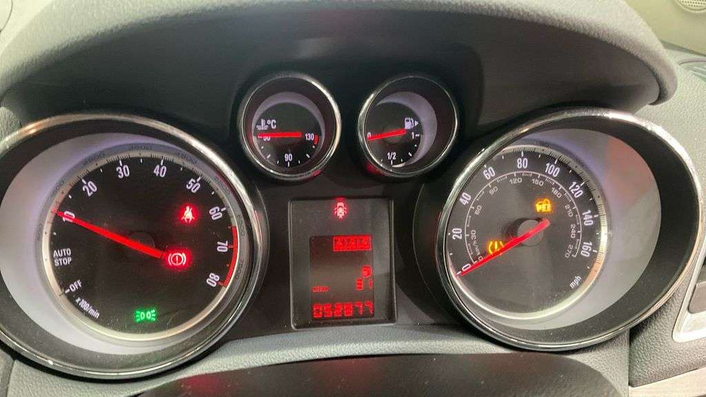 A 2015 VAUXHALL MOKKA 1.6i SE SUV 5dr Petrol Manual 2WD Euro 6 (s/s) (115 ps) Air Conditioning an A 2015 VAUXHALL MOKKA 1.6i SE SUV 5dr Petrol Manual 2WD Euro 6 (s/s) (115 ps) Air Conditioning an