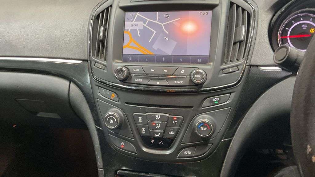 A 2015 VAUXHALL INSIGNIA 2.0 CDTi ecoFLEX SRi Nav Hatchback 5dr Diesel Manual Euro 5 (s/s) (140 ps) A 2015 VAUXHALL INSIGNIA 2.0 CDTi ecoFLEX SRi Nav Hatchback 5dr Diesel Manual Euro 5 (s/s) (140 ps)