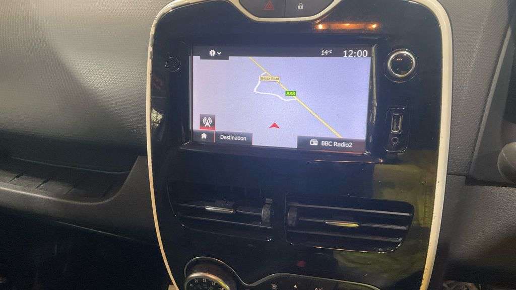 A 2016 RENAULT CLIO 0.9 TCe Dynamique S Nav Hatchback 5dr Petrol Manual Euro 6 (s/s) (90 ps) Ai A 2016 RENAULT CLIO 0.9 TCe Dynamique S Nav Hatchback 5dr Petrol Manual Euro 6 (s/s) (90 ps) Ai