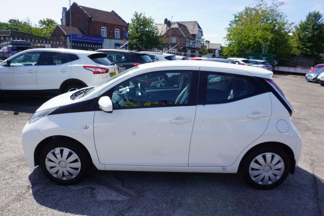 A 2016 TOYOTA AYGO 1.0 VVT-i x-play Hatchback 5dr Petrol Manual Euro 6 (68 ps) A 2016 TOYOTA AYGO 1.0 VVT-i x-play Hatchback 5dr Petrol Manual Euro 6 (68 ps)