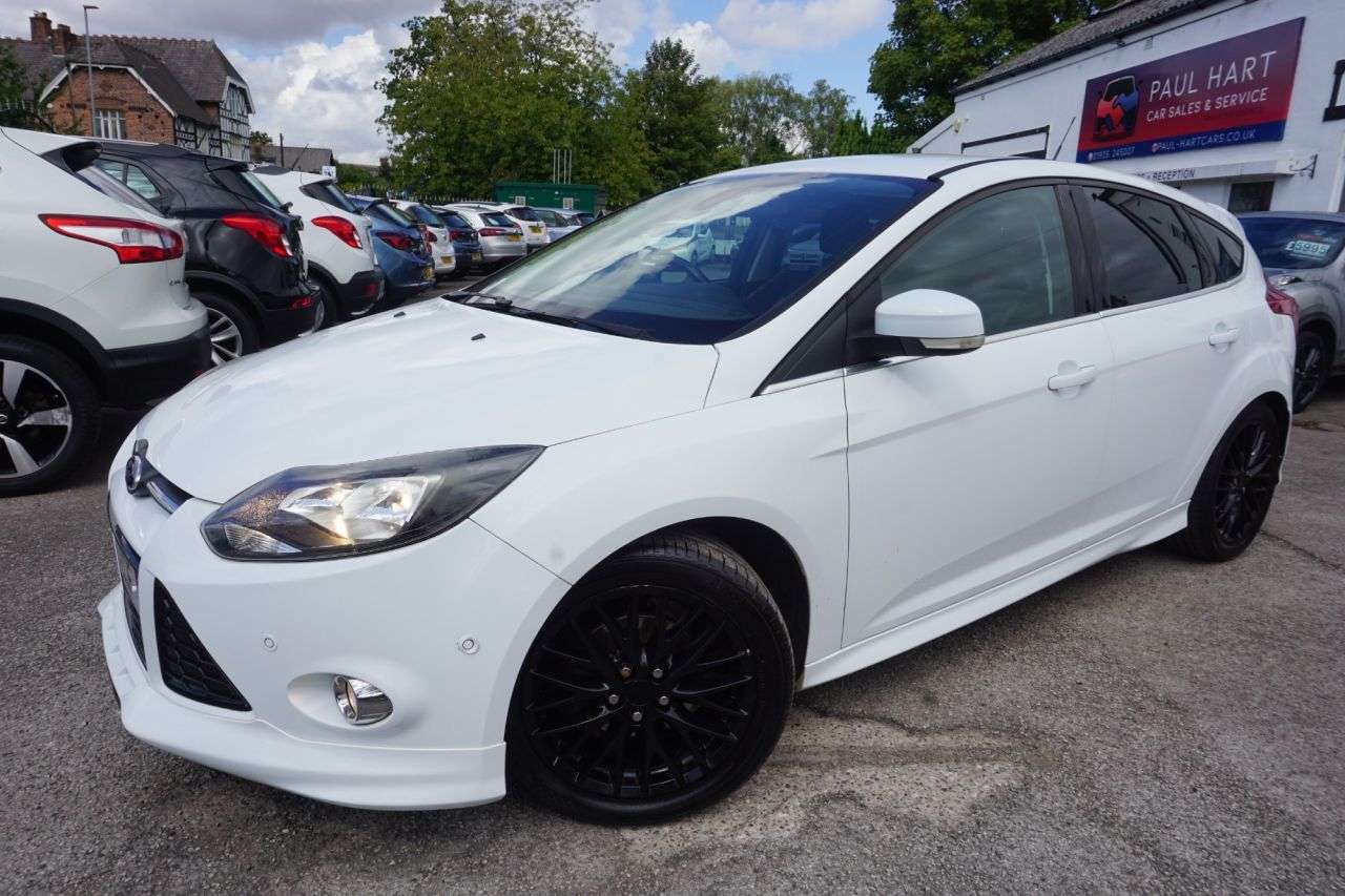 A 2013 FORD FOCUS 1.0T EcoBoost Zetec S Hatchback 5dr Petrol Manual Euro 5 (s/s) (125 ps) A 2013 FORD FOCUS 1.0T EcoBoost Zetec S Hatchback 5dr Petrol Manual Euro 5 (s/s) (125 ps)