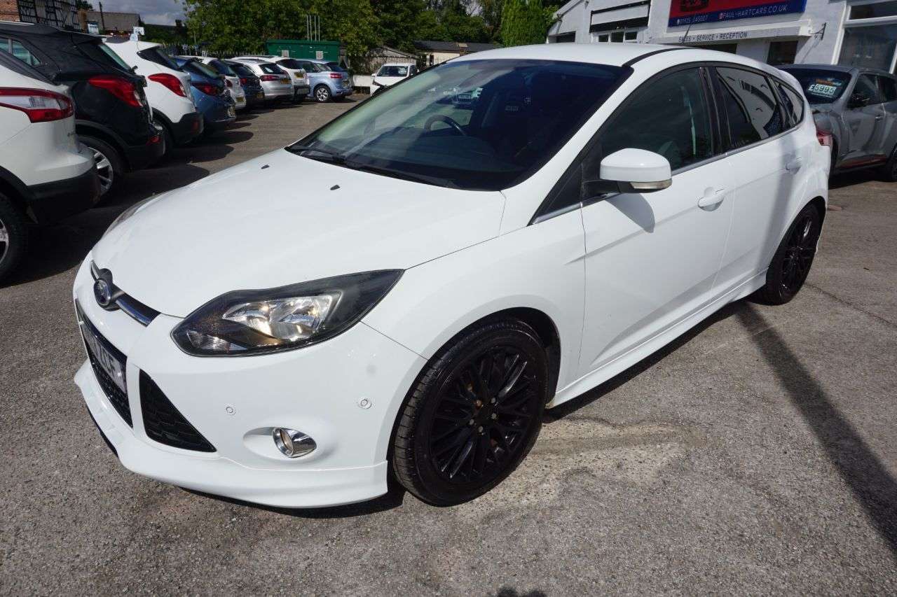 A 2013 FORD FOCUS 1.0T EcoBoost Zetec S Hatchback 5dr Petrol Manual Euro 5 (s/s) (125 ps) A 2013 FORD FOCUS 1.0T EcoBoost Zetec S Hatchback 5dr Petrol Manual Euro 5 (s/s) (125 ps)