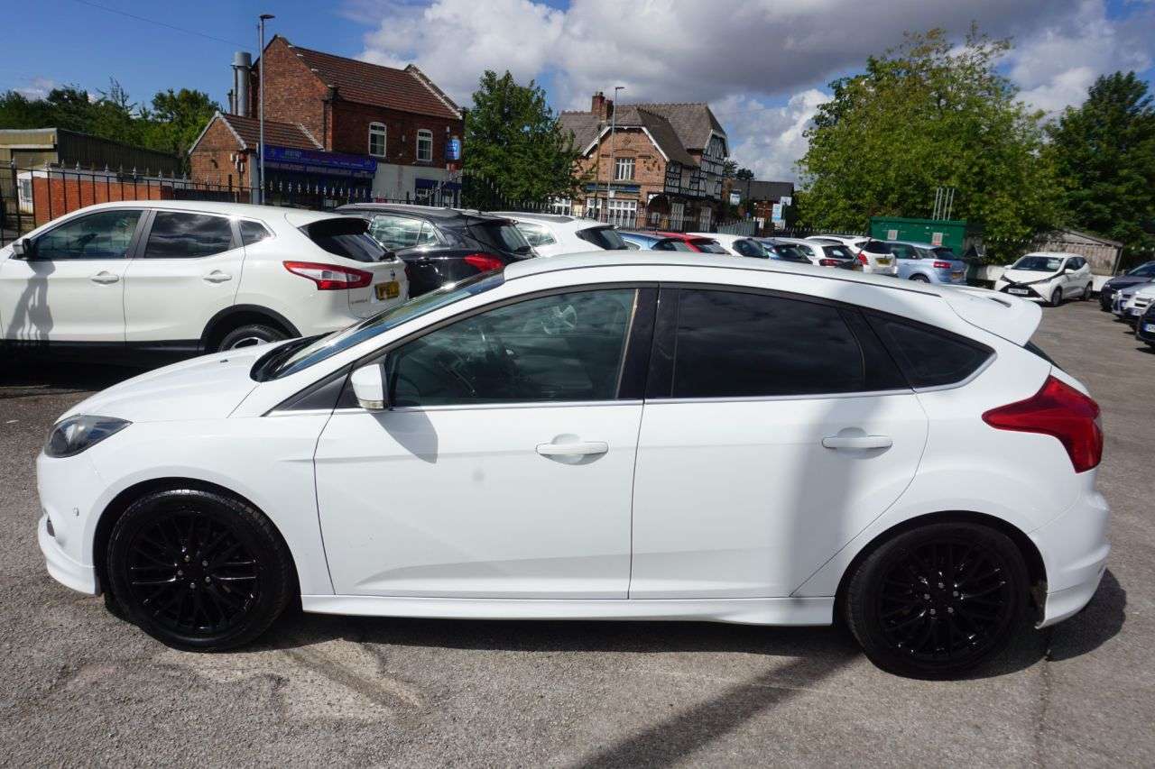 A 2013 FORD FOCUS 1.0T EcoBoost Zetec S Hatchback 5dr Petrol Manual Euro 5 (s/s) (125 ps) A 2013 FORD FOCUS 1.0T EcoBoost Zetec S Hatchback 5dr Petrol Manual Euro 5 (s/s) (125 ps)