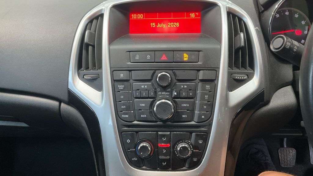 A 2015 VAUXHALL ASTRA 1.6i Excite Hatchback 5dr Petrol Manual Euro 6 (115 ps) A 2015 VAUXHALL ASTRA 1.6i Excite Hatchback 5dr Petrol Manual Euro 6 (115 ps)