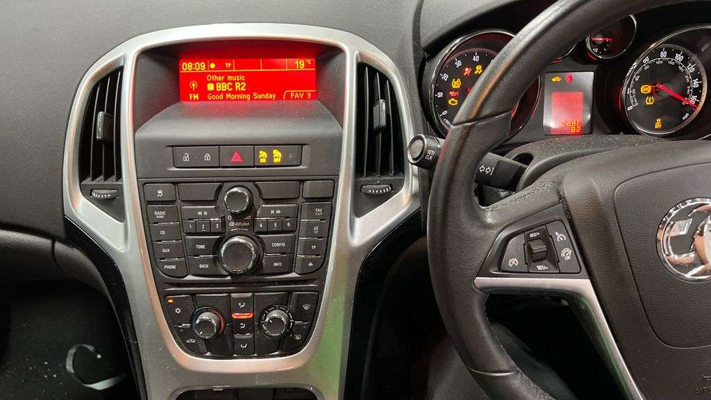 A 2015 VAUXHALL ASTRA 1.4i Excite Hatchback 5dr Petrol Manual Euro 6 (100 ps) A 2015 VAUXHALL ASTRA 1.4i Excite Hatchback 5dr Petrol Manual Euro 6 (100 ps)
