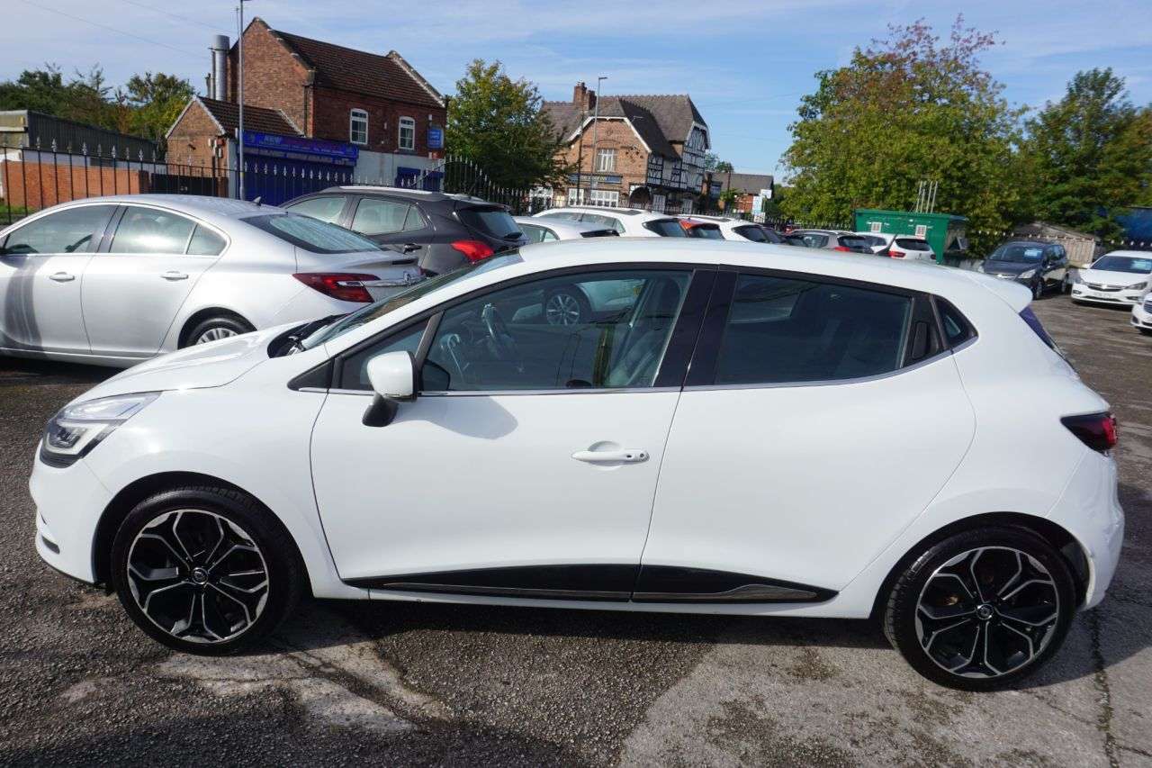 A 2017 RENAULT CLIO 1.5 dCi Dynamique S Nav Hatchback 5dr Diesel Manual Euro 6 (s/s) (90 ps) A 2017 RENAULT CLIO 1.5 dCi Dynamique S Nav Hatchback 5dr Diesel Manual Euro 6 (s/s) (90 ps)