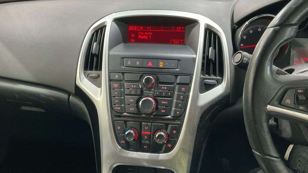 A 2015 VAUXHALL ASTRA 1.4i Excite Hatchback 5dr Petrol Manual Euro 6 (100 ps) A 2015 VAUXHALL ASTRA 1.4i Excite Hatchback 5dr Petrol Manual Euro 6 (100 ps)