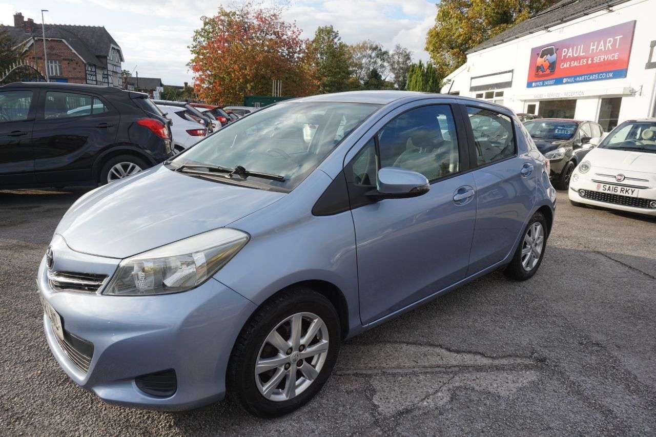 A 2012 TOYOTA YARIS 1.33 Dual VVT-i TR Hatchback 5dr Petrol Manual Euro 5 (101 ps) A 2012 TOYOTA YARIS 1.33 Dual VVT-i TR Hatchback 5dr Petrol Manual Euro 5 (101 ps)