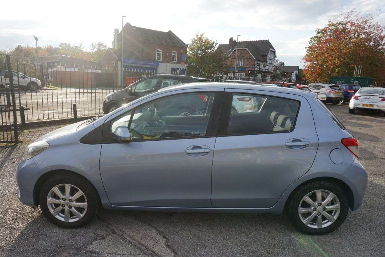 A 2012 TOYOTA YARIS 1.33 Dual VVT-i TR Hatchback 5dr Petrol Manual Euro 5 (101 ps) A 2012 TOYOTA YARIS 1.33 Dual VVT-i TR Hatchback 5dr Petrol Manual Euro 5 (101 ps)