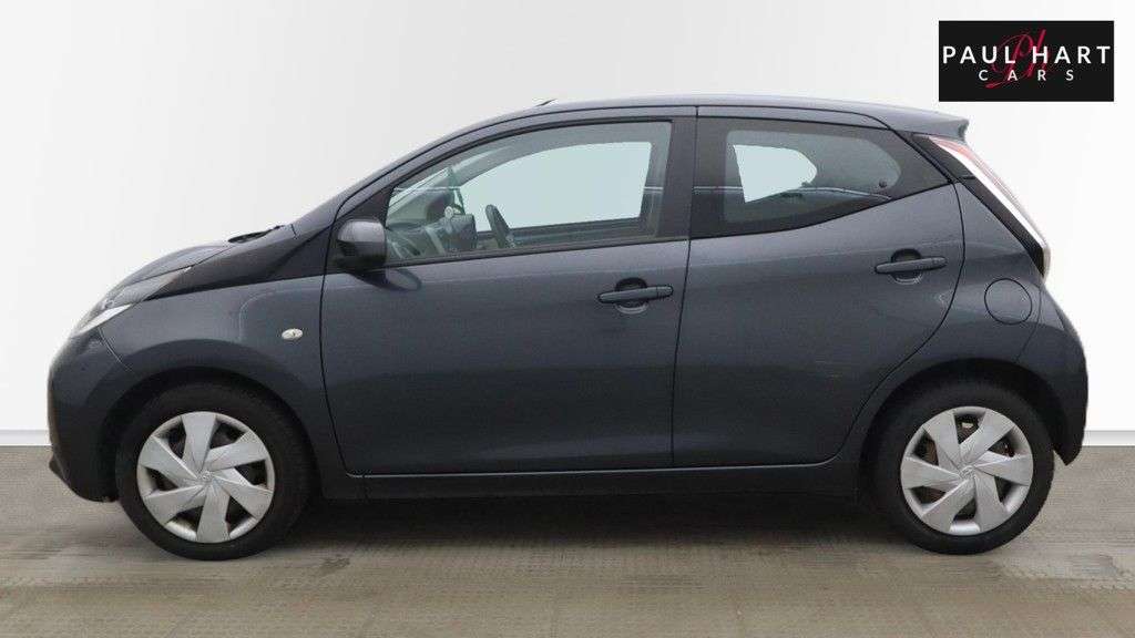 A 2016 TOYOTA AYGO 1.0 VVT-i x-play Hatchback 5dr Petrol Manual Euro 6 (68 ps) A 2016 TOYOTA AYGO 1.0 VVT-i x-play Hatchback 5dr Petrol Manual Euro 6 (68 ps)
