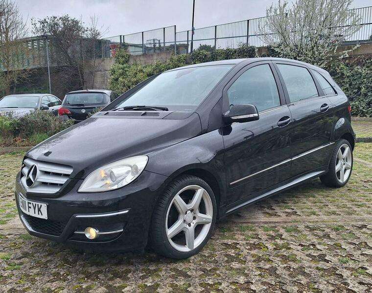 A 2011 MERCEDES-BENZ B CLASS 1.7 B180 Sport CVT 5dr A 2011 MERCEDES-BENZ B CLASS 1.7 B180 Sport CVT 5dr