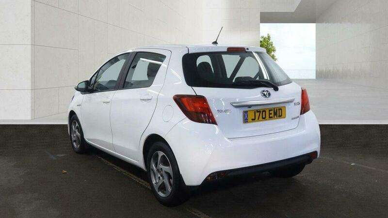 A 2015 TOYOTA YARIS 1.5 VVT-h Icon E-CVT Euro 6 5dr A 2015 TOYOTA YARIS 1.5 VVT-h Icon E-CVT Euro 6 5dr