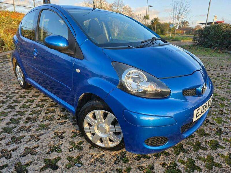 A 2010 TOYOTA AYGO 1.0 VVT-i Blue Euro 4 5dr A 2010 TOYOTA AYGO 1.0 VVT-i Blue Euro 4 5dr