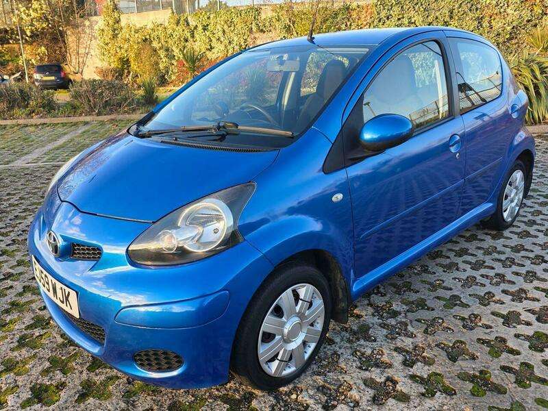 A 2010 TOYOTA AYGO 1.0 VVT-i Blue Euro 4 5dr A 2010 TOYOTA AYGO 1.0 VVT-i Blue Euro 4 5dr