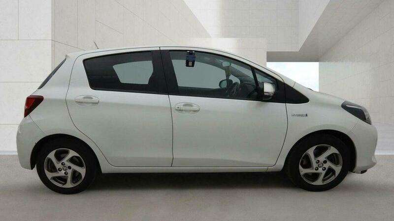 A 2016 TOYOTA YARIS 1.5 VVT-h Icon E-CVT Euro 6 5dr A 2016 TOYOTA YARIS 1.5 VVT-h Icon E-CVT Euro 6 5dr