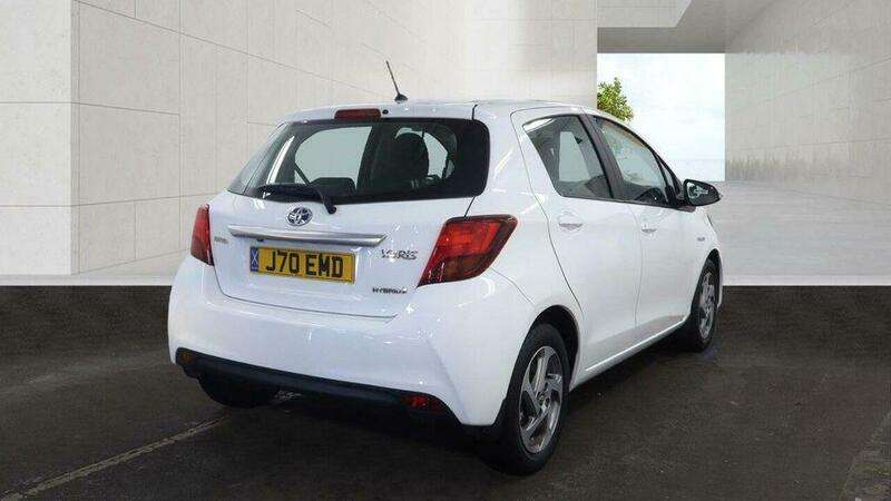 A 2015 TOYOTA YARIS 1.5 VVT-h Icon E-CVT Euro 6 5dr A 2015 TOYOTA YARIS 1.5 VVT-h Icon E-CVT Euro 6 5dr