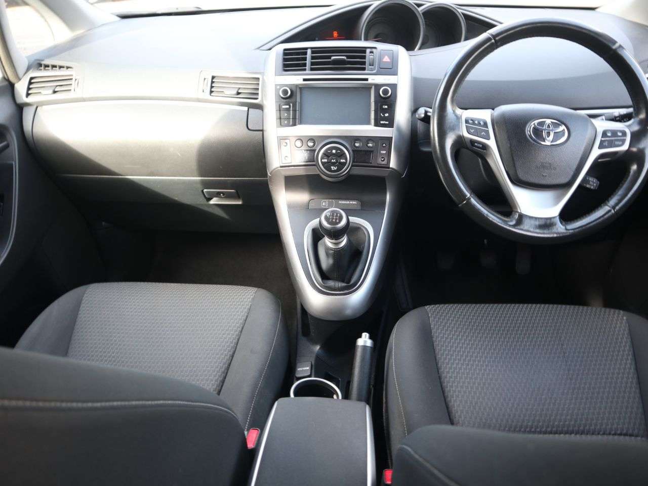 A 2014 TOYOTA VERSO 1.6 D-4D Trend MPV 5dr Diesel Manual Euro 5 (s/s) (110 bhp) * 2 YEAR WTY FR A 2014 TOYOTA VERSO 1.6 D-4D Trend MPV 5dr Diesel Manual Euro 5 (s/s) (110 bhp) * 2 YEAR WTY FR