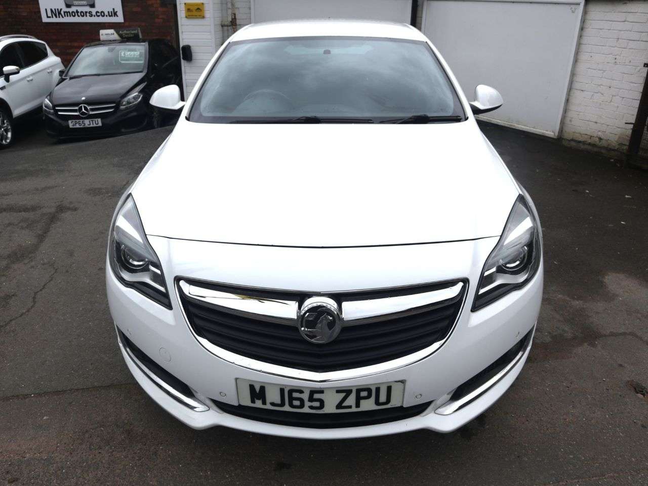 A 2015 VAUXHALL INSIGNIA 1.6 CDTi SRi VX Line Nav Hatchback 5dr Diesel Manual Euro 6 (s/s) (136 ps) A 2015 VAUXHALL INSIGNIA 1.6 CDTi SRi VX Line Nav Hatchback 5dr Diesel Manual Euro 6 (s/s) (136 ps)