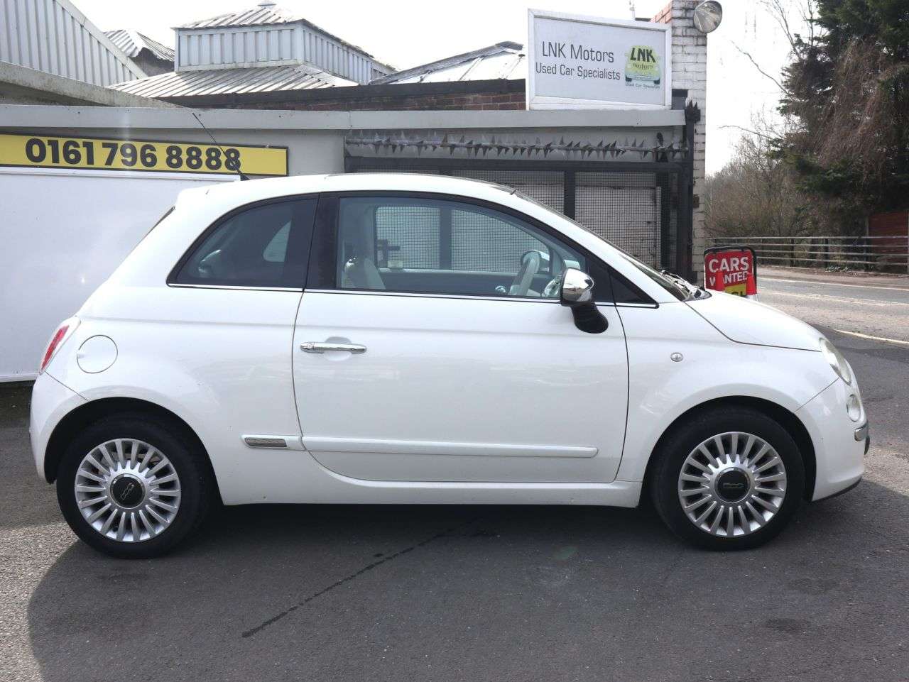A 2011 FIAT 500 1.2 Lounge Hatchback 3dr Petrol Manual Euro 5 (s/s) (69 bhp) *2 YEAR WARRAN A 2011 FIAT 500 1.2 Lounge Hatchback 3dr Petrol Manual Euro 5 (s/s) (69 bhp) *2 YEAR WARRAN