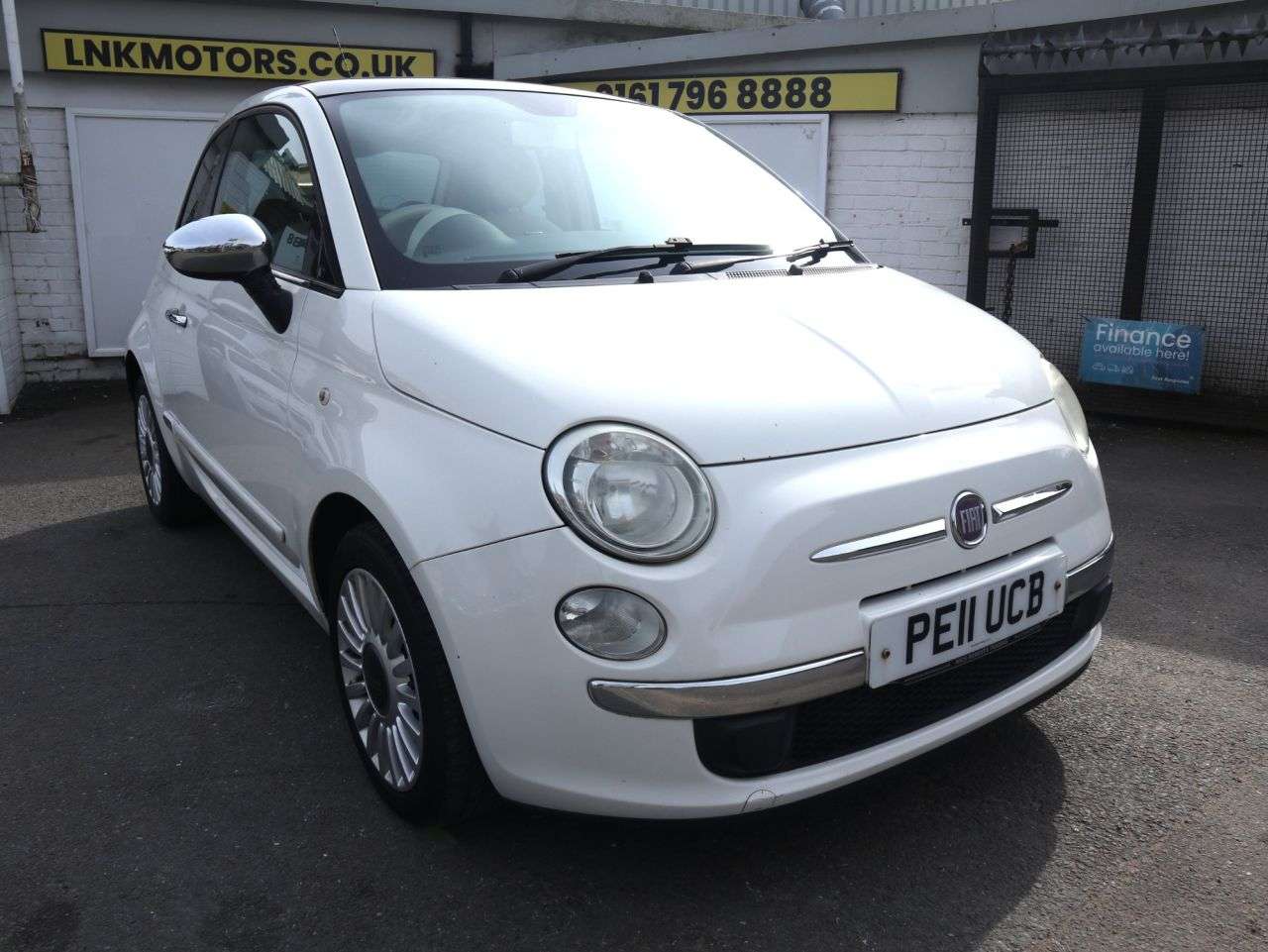 A 2011 FIAT 500 1.2 Lounge Hatchback 3dr Petrol Manual Euro 5 (s/s) (69 bhp) *2 YEAR WARRAN A 2011 FIAT 500 1.2 Lounge Hatchback 3dr Petrol Manual Euro 5 (s/s) (69 bhp) *2 YEAR WARRAN