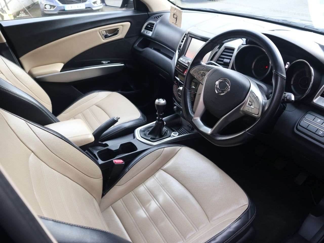 A 2016 SSANGYONG TIVOLI 1.6 e-XDi ELX SUV 5dr Diesel Manual Euro 6 (115 ps) *2 YEAR WARRANTY £99 + A 2016 SSANGYONG TIVOLI 1.6 e-XDi ELX SUV 5dr Diesel Manual Euro 6 (115 ps) *2 YEAR WARRANTY £99 +