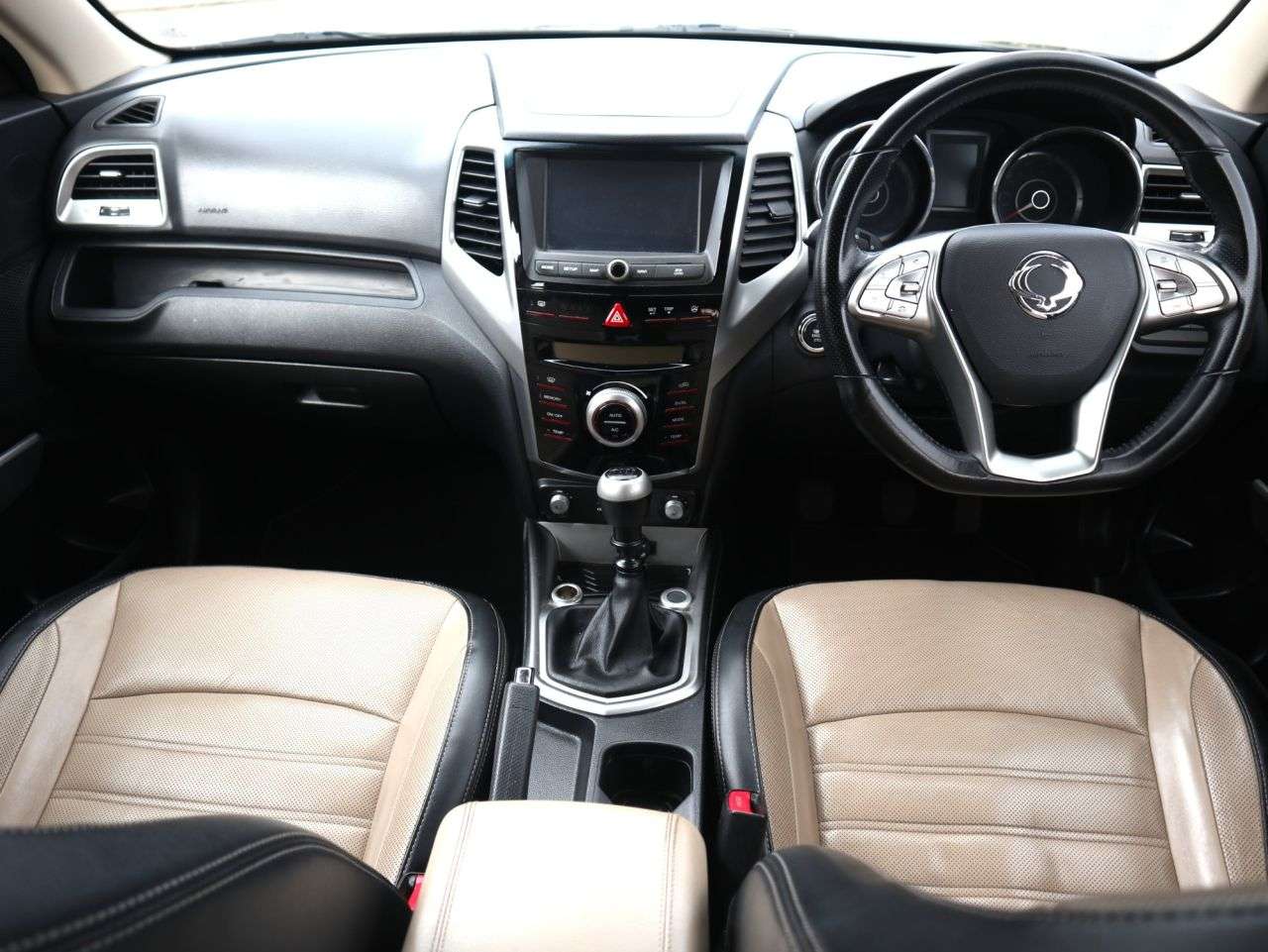 A 2016 SSANGYONG TIVOLI 1.6 e-XDi ELX SUV 5dr Diesel Manual Euro 6 (115 ps) *2 YEAR WARRANTY £99 + A 2016 SSANGYONG TIVOLI 1.6 e-XDi ELX SUV 5dr Diesel Manual Euro 6 (115 ps) *2 YEAR WARRANTY £99 +