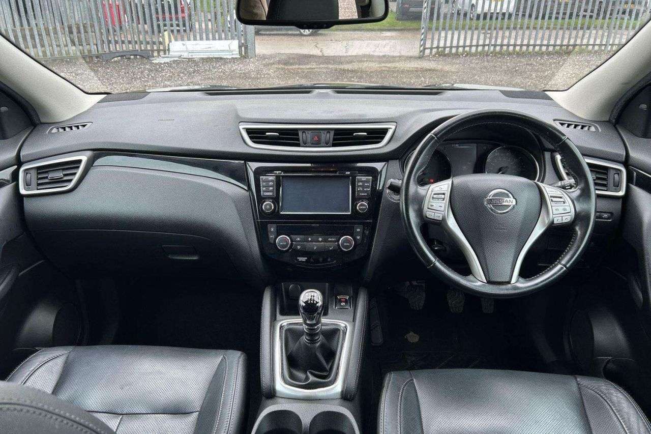 A 2014 NISSAN QASHQAI 1.5 dCi Tekna SUV 5dr Diesel Manual 2WD Euro 5 (s/s) (110 ps) *2 YEAR WARRA A 2014 NISSAN QASHQAI 1.5 dCi Tekna SUV 5dr Diesel Manual 2WD Euro 5 (s/s) (110 ps) *2 YEAR WARRA