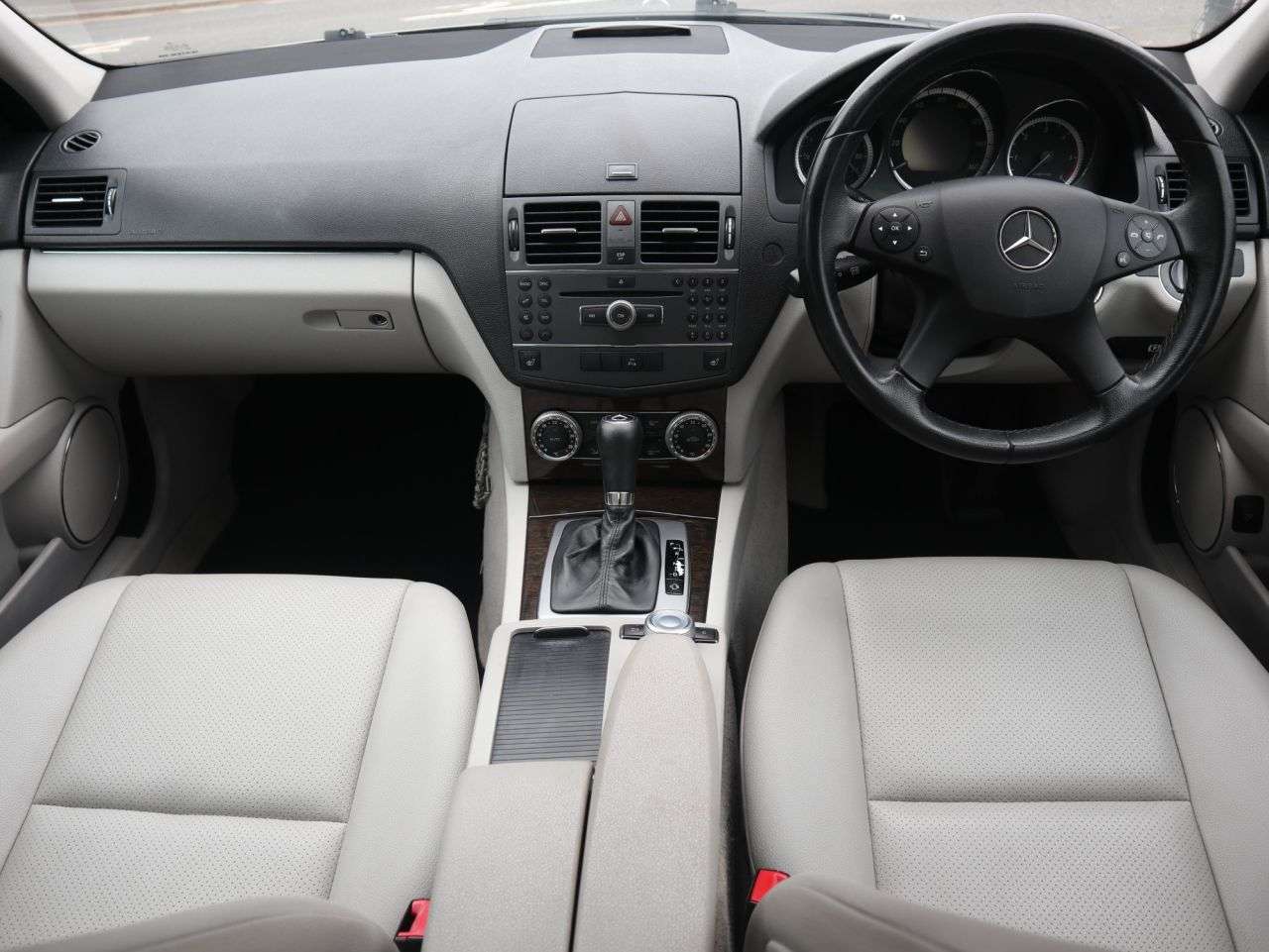 A 2009 MERCEDES-BENZ C-CLASS 2.1 C220 CDI BlueEfficiency Elegance Saloon 4dr Diesel Auto Euro 5 (170 ps) A 2009 MERCEDES-BENZ C-CLASS 2.1 C220 CDI BlueEfficiency Elegance Saloon 4dr Diesel Auto Euro 5 (170 ps)