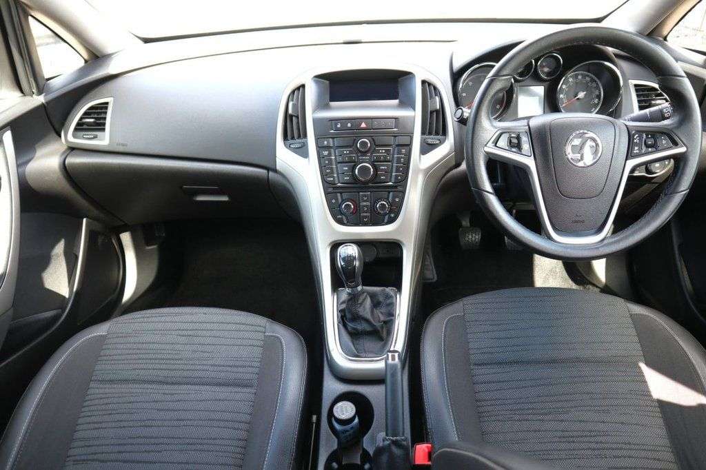 A 2014 VAUXHALL ASTRA 1.7 CDTi ecoFLEX Excite Hatchback 5dr Diesel Manual Euro 5 (110 ps) *2 YEAR A 2014 VAUXHALL ASTRA 1.7 CDTi ecoFLEX Excite Hatchback 5dr Diesel Manual Euro 5 (110 ps) *2 YEAR