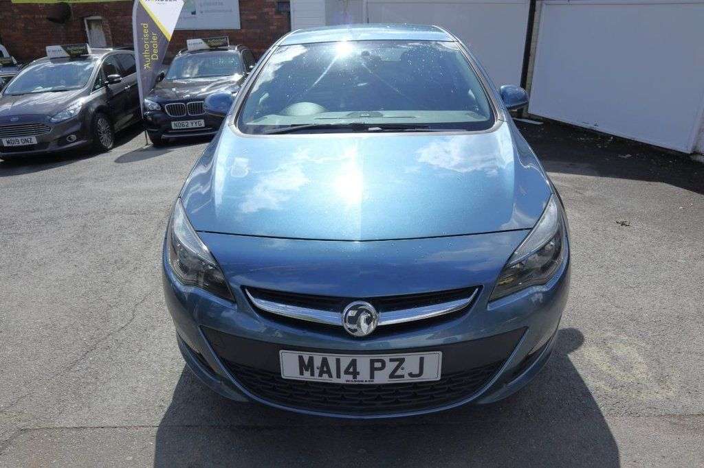 A 2014 VAUXHALL ASTRA 1.7 CDTi ecoFLEX Excite Hatchback 5dr Diesel Manual Euro 5 (110 ps) *2 YEAR A 2014 VAUXHALL ASTRA 1.7 CDTi ecoFLEX Excite Hatchback 5dr Diesel Manual Euro 5 (110 ps) *2 YEAR