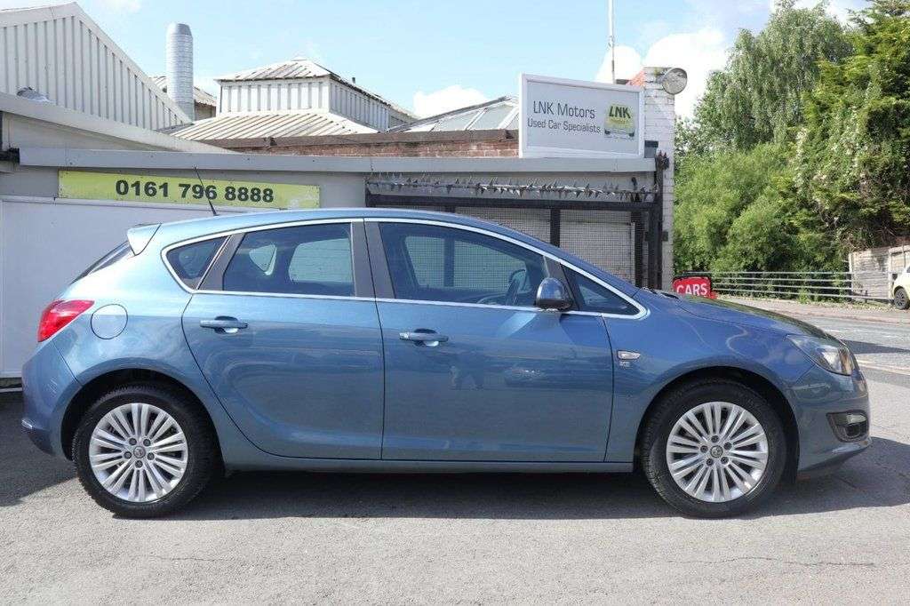 A 2014 VAUXHALL ASTRA 1.7 CDTi ecoFLEX Excite Hatchback 5dr Diesel Manual Euro 5 (110 ps) *2 YEAR A 2014 VAUXHALL ASTRA 1.7 CDTi ecoFLEX Excite Hatchback 5dr Diesel Manual Euro 5 (110 ps) *2 YEAR