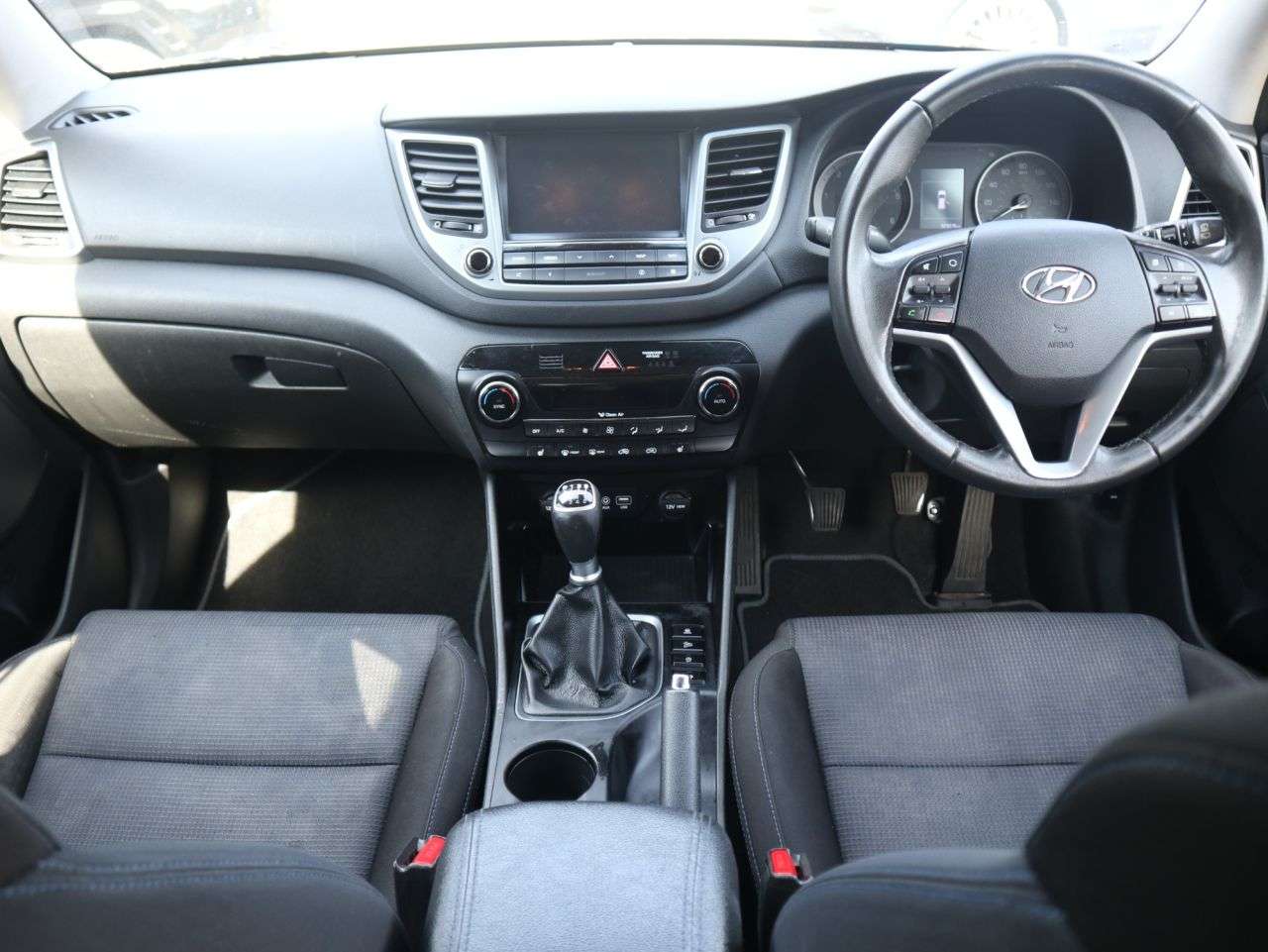 A 2015 HYUNDAI TUCSON 1.7 CRDi Blue Drive SE Nav SUV 5dr Diesel Manual Euro 6 (s/s) (116 ps) * 2 A 2015 HYUNDAI TUCSON 1.7 CRDi Blue Drive SE Nav SUV 5dr Diesel Manual Euro 6 (s/s) (116 ps) * 2