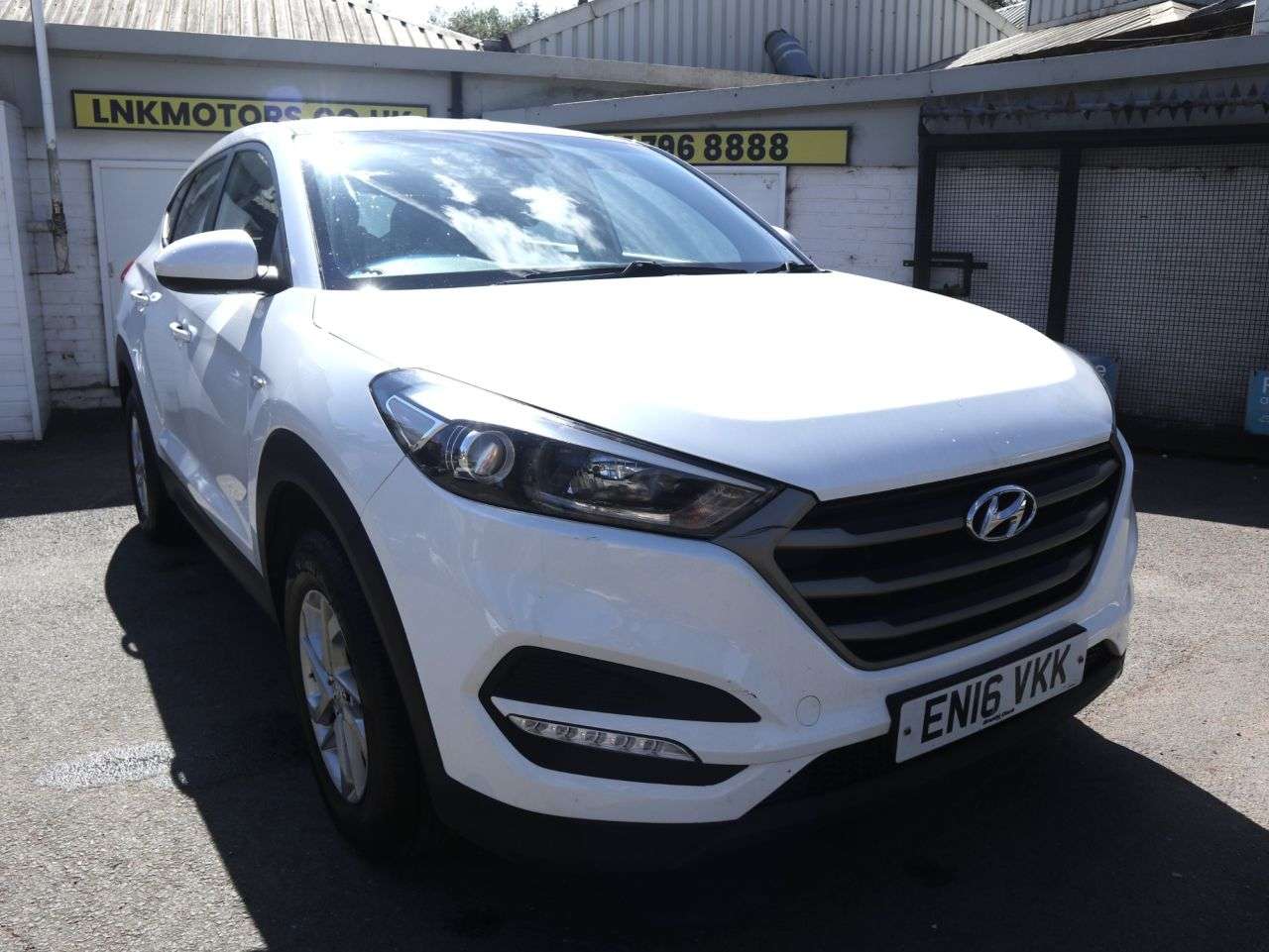 A 2016 HYUNDAI TUCSON 1.6 GDi Blue Drive S SUV 5dr Petrol Manual Euro 6 (s/s) (132 ps) *2 YEAR WT A 2016 HYUNDAI TUCSON 1.6 GDi Blue Drive S SUV 5dr Petrol Manual Euro 6 (s/s) (132 ps) *2 YEAR WT