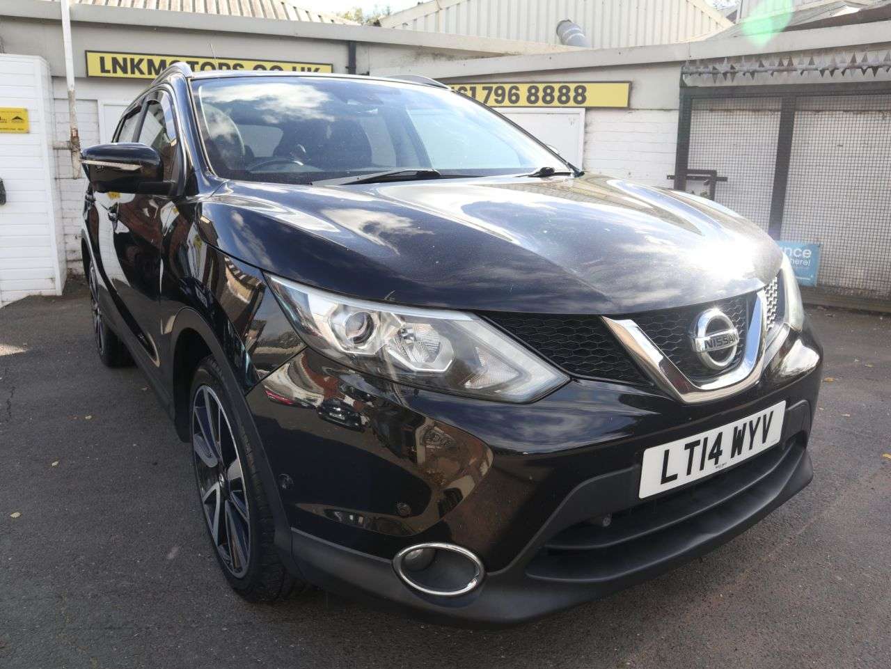 A 2014 NISSAN QASHQAI 1.5 dCi Tekna SUV 5dr Diesel Manual 2WD Euro 5 (s/s) (110 ps) *2 YEAR WTY F A 2014 NISSAN QASHQAI 1.5 dCi Tekna SUV 5dr Diesel Manual 2WD Euro 5 (s/s) (110 ps) *2 YEAR WTY F