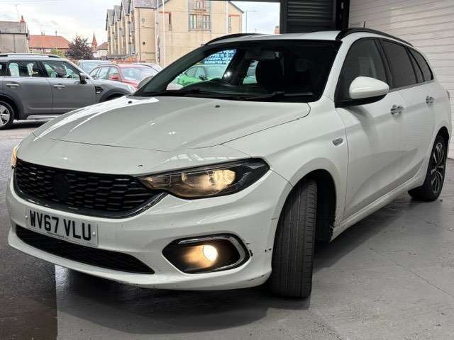 A 2017 FIAT TIPO 1.6 MultiJetII Lounge Estate 5dr Diesel Manual Euro 6 (s/s) (120 ps) *2 YEA A 2017 FIAT TIPO 1.6 MultiJetII Lounge Estate 5dr Diesel Manual Euro 6 (s/s) (120 ps) *2 YEA