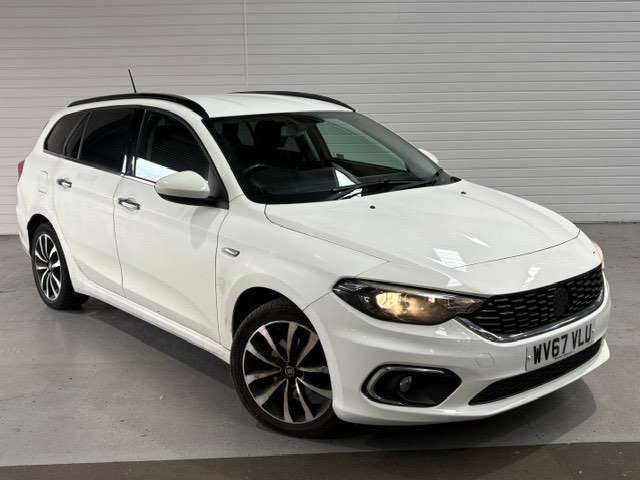 A 2017 FIAT TIPO 1.6 MultiJetII Lounge Estate 5dr Diesel Manual Euro 6 (s/s) (120 ps) *2 YEA A 2017 FIAT TIPO 1.6 MultiJetII Lounge Estate 5dr Diesel Manual Euro 6 (s/s) (120 ps) *2 YEA