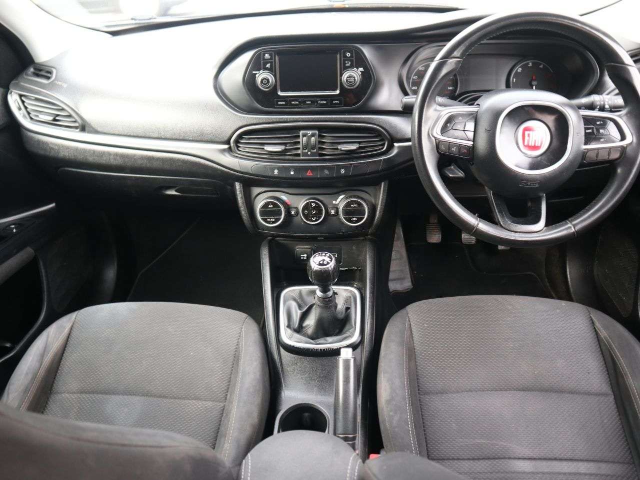 A 2017 FIAT TIPO 1.6 MultiJetII Lounge Estate 5dr Diesel Manual Euro 6 (s/s) (120 ps) *2 YEA A 2017 FIAT TIPO 1.6 MultiJetII Lounge Estate 5dr Diesel Manual Euro 6 (s/s) (120 ps) *2 YEA
