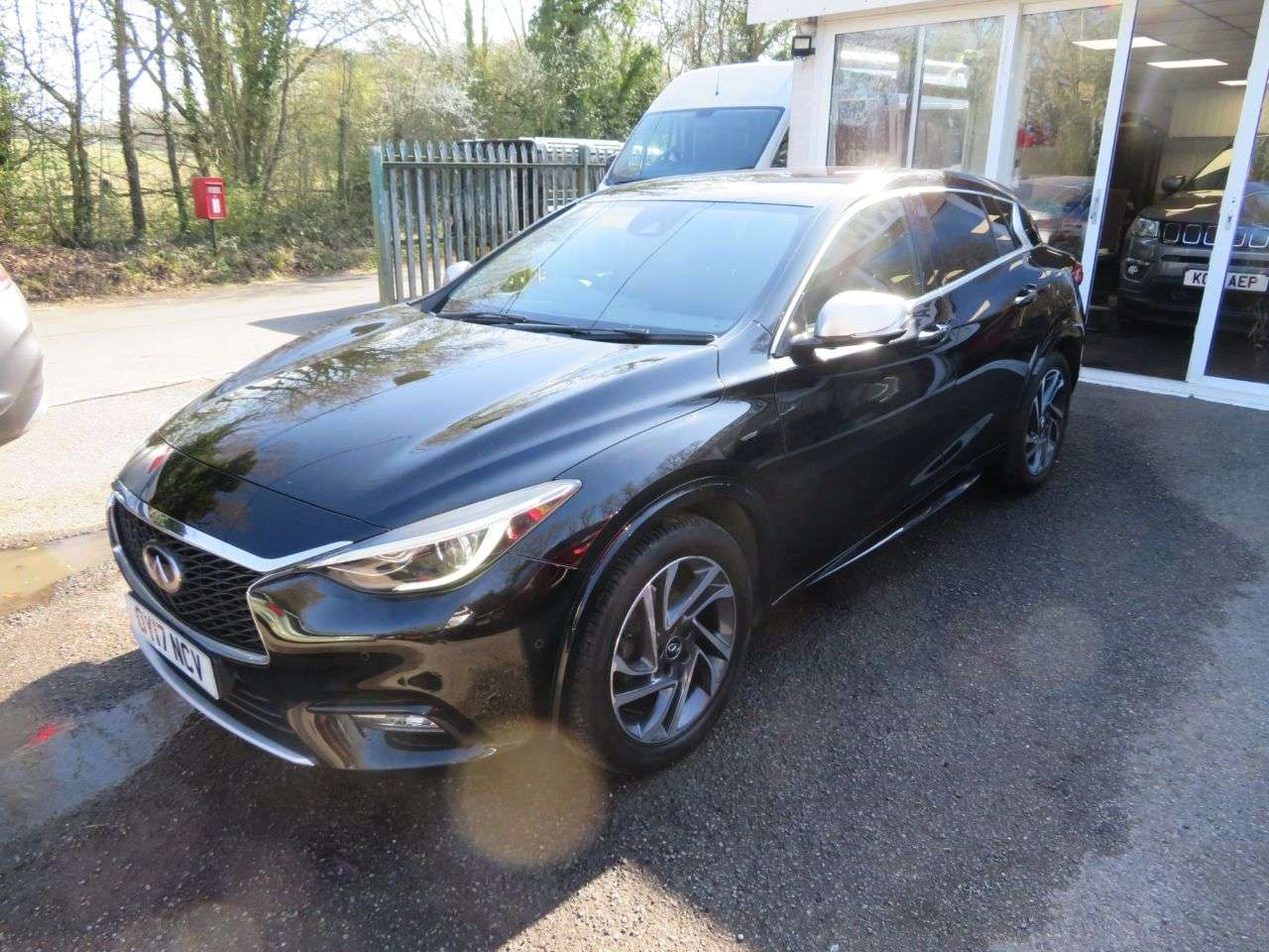 A 2017 INFINITI Q30 PREMIUM A 2017 INFINITI Q30 PREMIUM