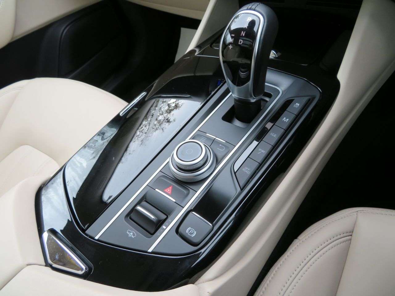 2017 MASERATI LEVANTE 2017 MASERATI LEVANTE