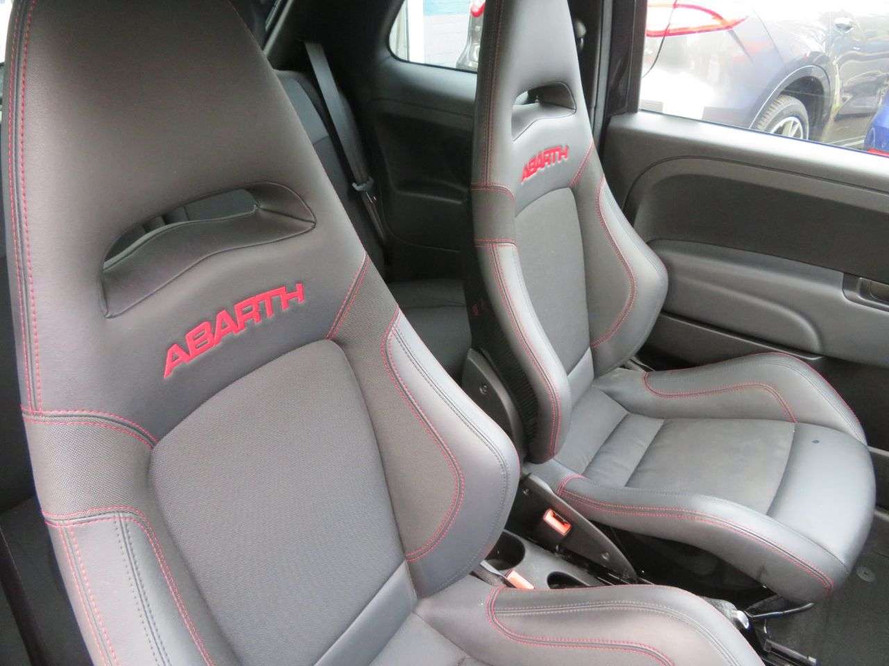 2022 ABARTH 695 2022 ABARTH 695