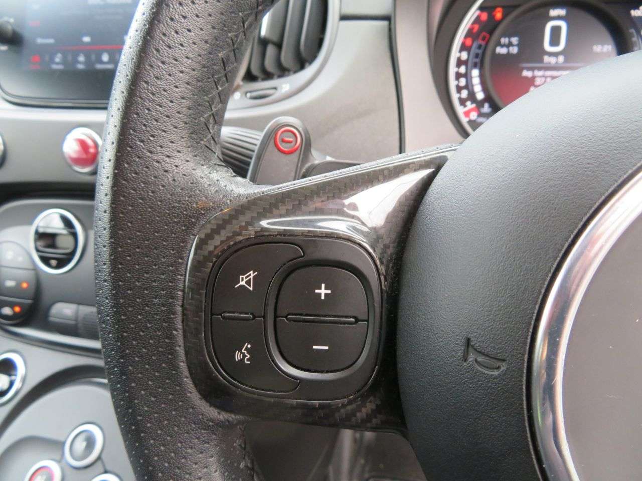 2022 ABARTH 695 2022 ABARTH 695