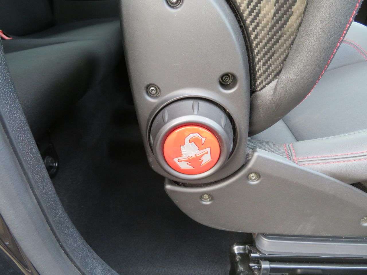 2022 ABARTH 695 2022 ABARTH 695