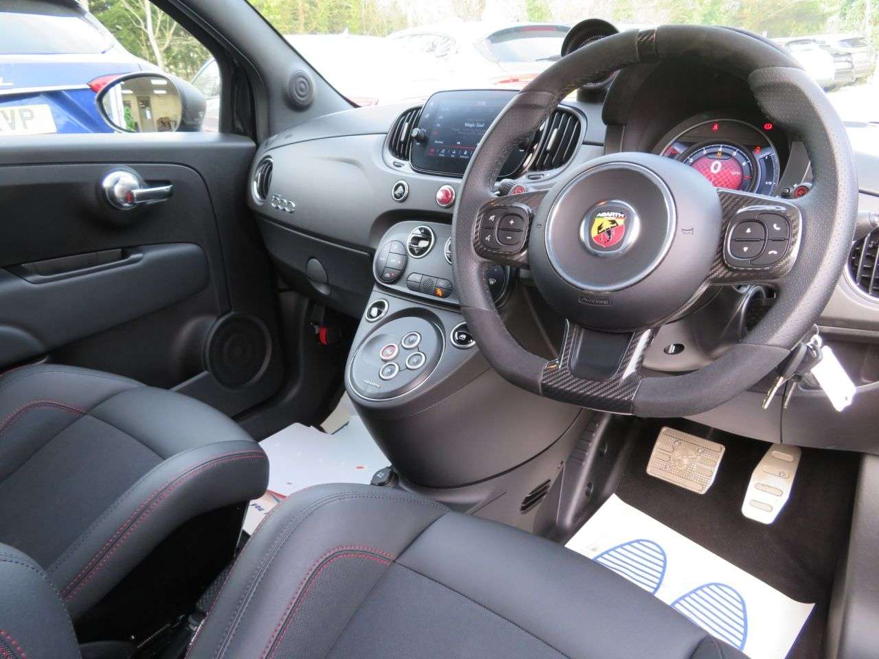 2022 ABARTH 695 2022 ABARTH 695