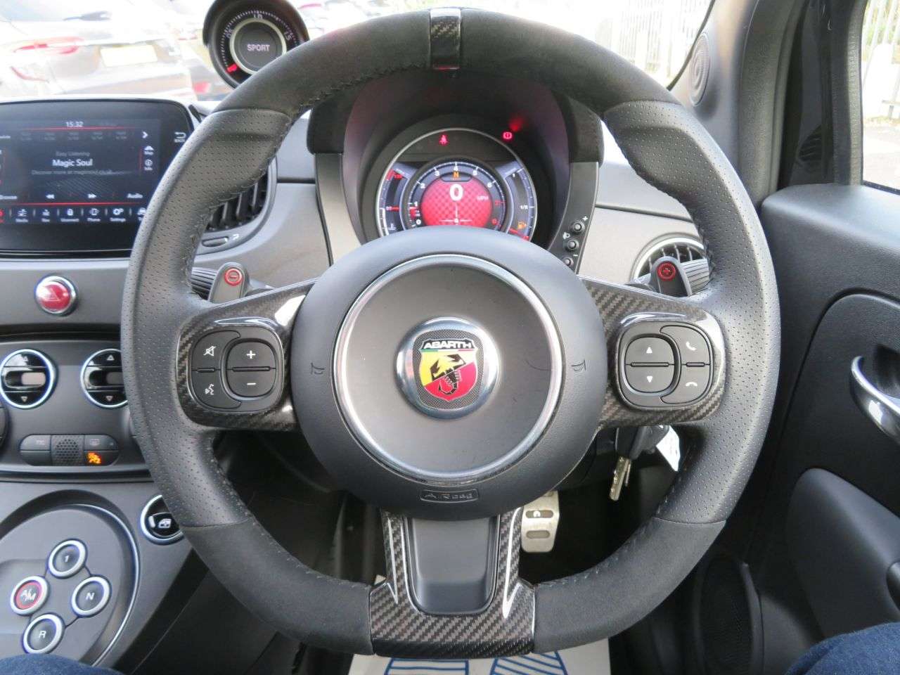2022 ABARTH 695 2022 ABARTH 695