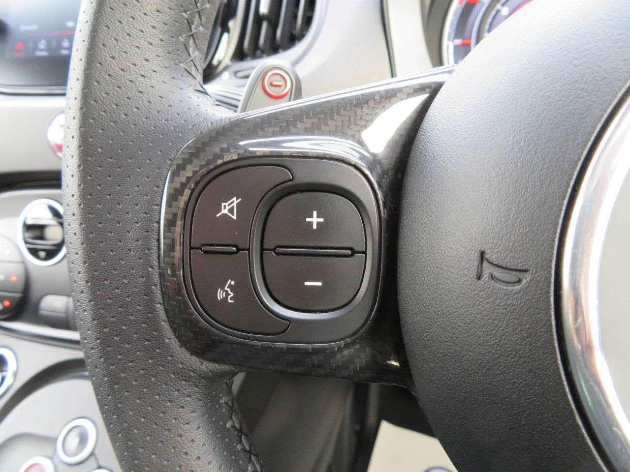 2022 ABARTH 695 2022 ABARTH 695