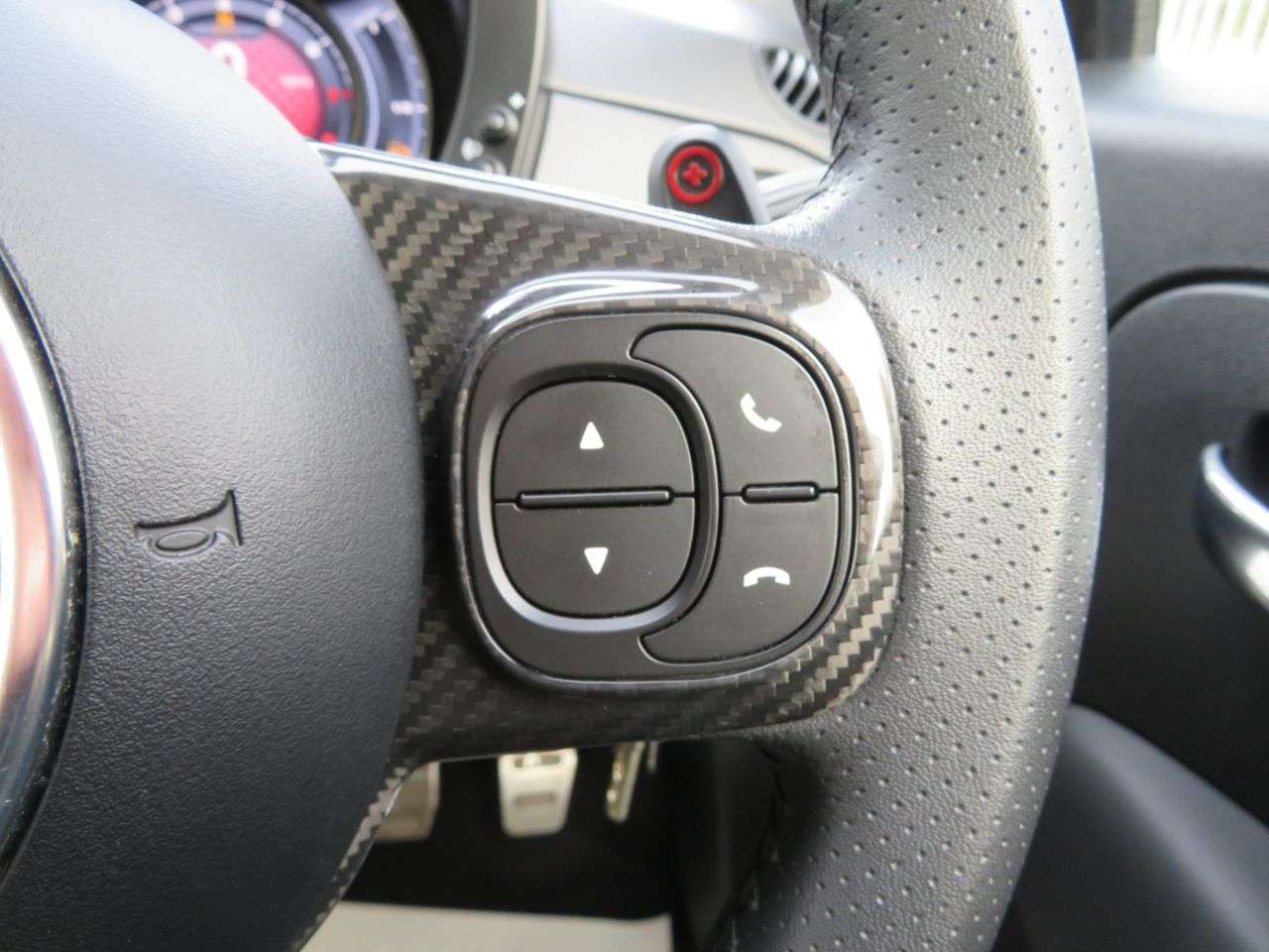 2022 ABARTH 695 2022 ABARTH 695