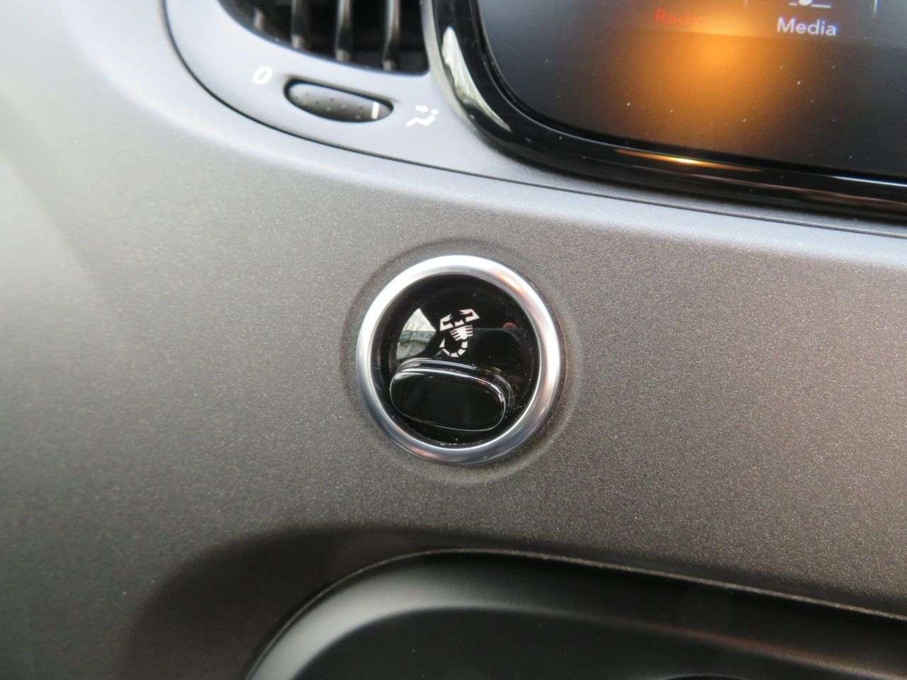 2022 ABARTH 695 2022 ABARTH 695